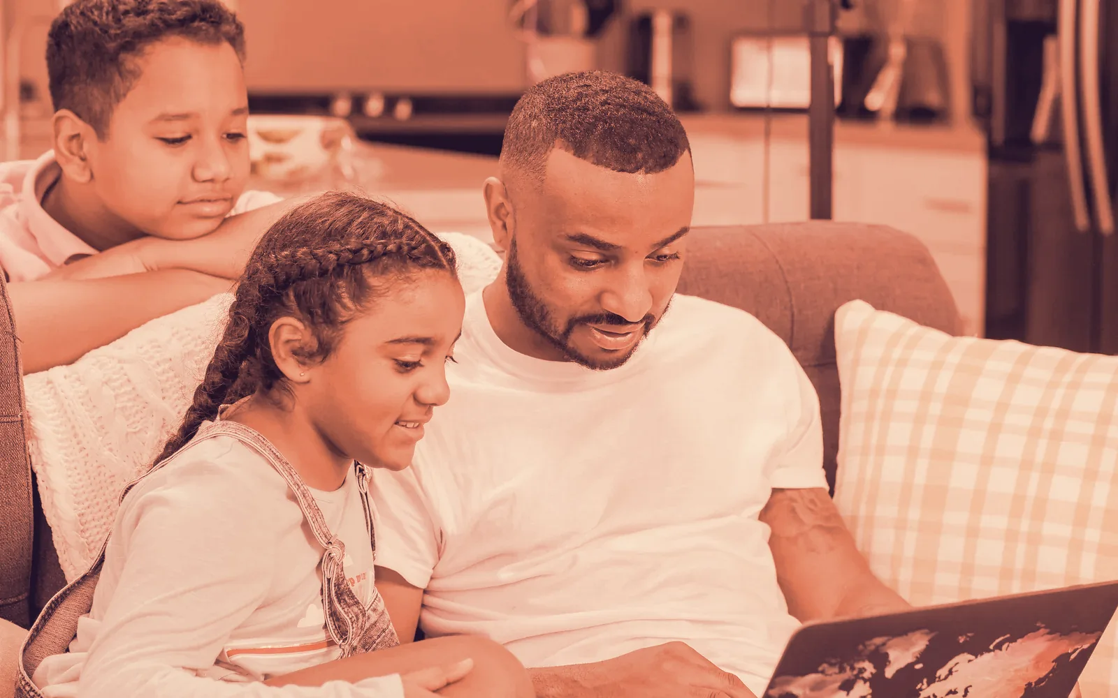 Pai com os filhos olhando um laptop